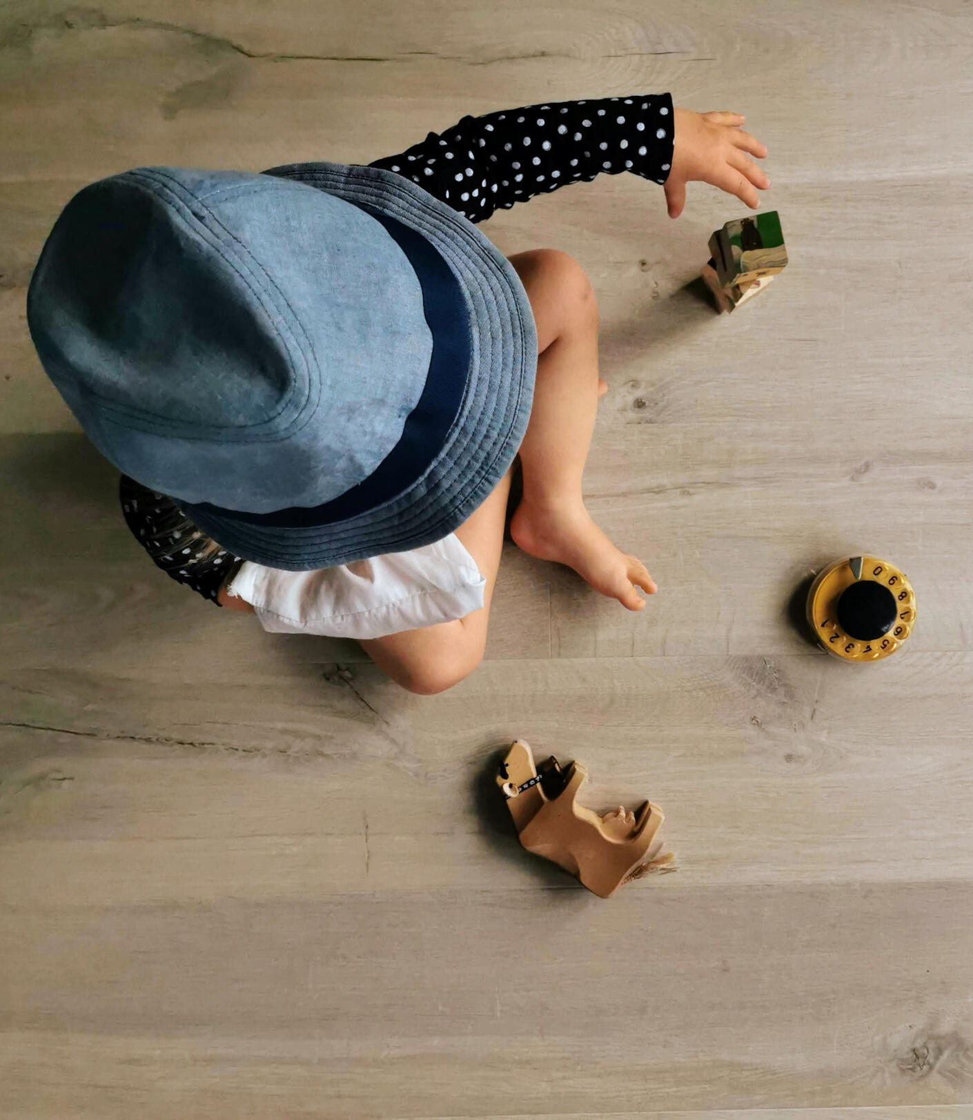 dziecko bawi się klockami duplo