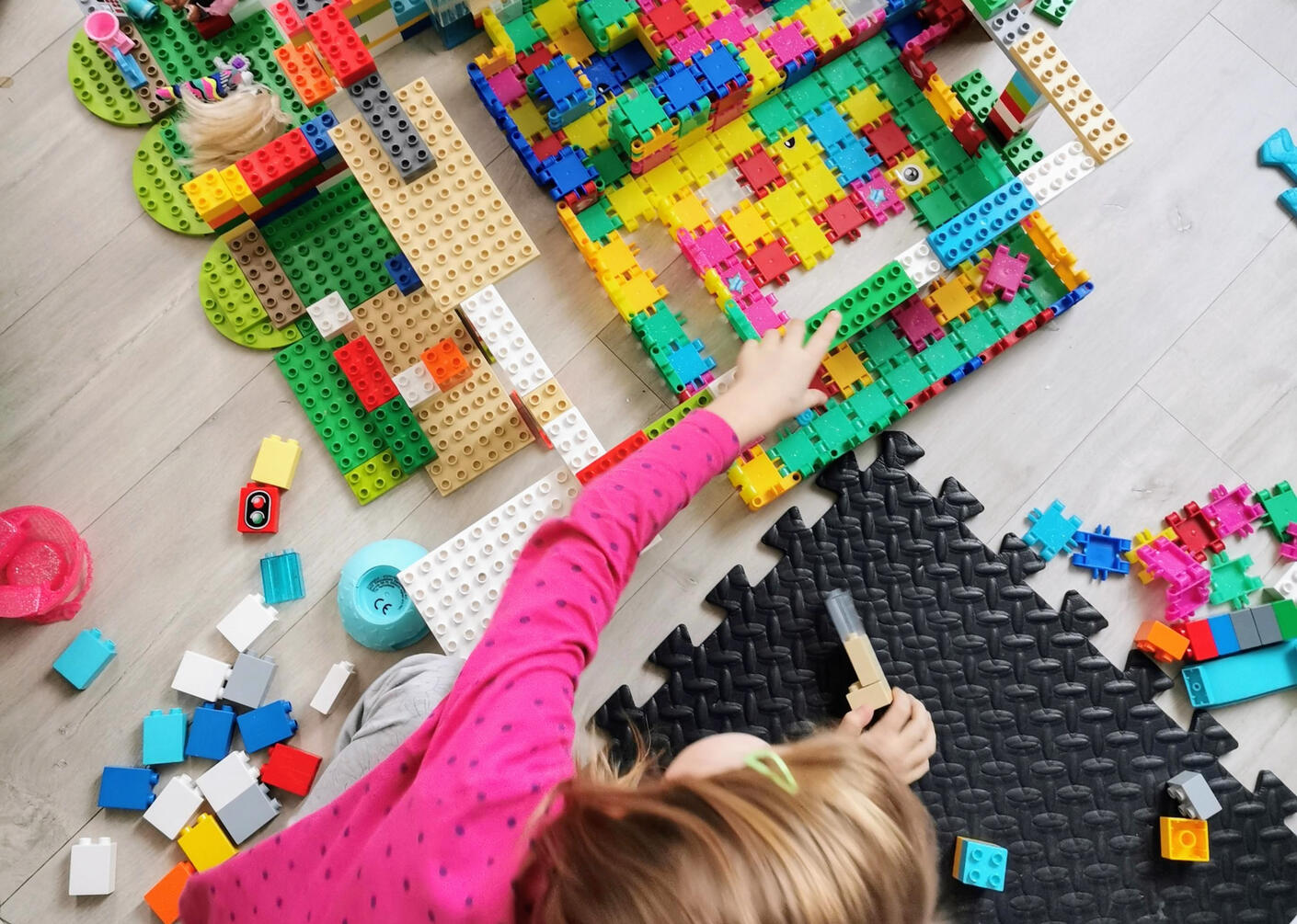 dziecko bawi się klockami duplo